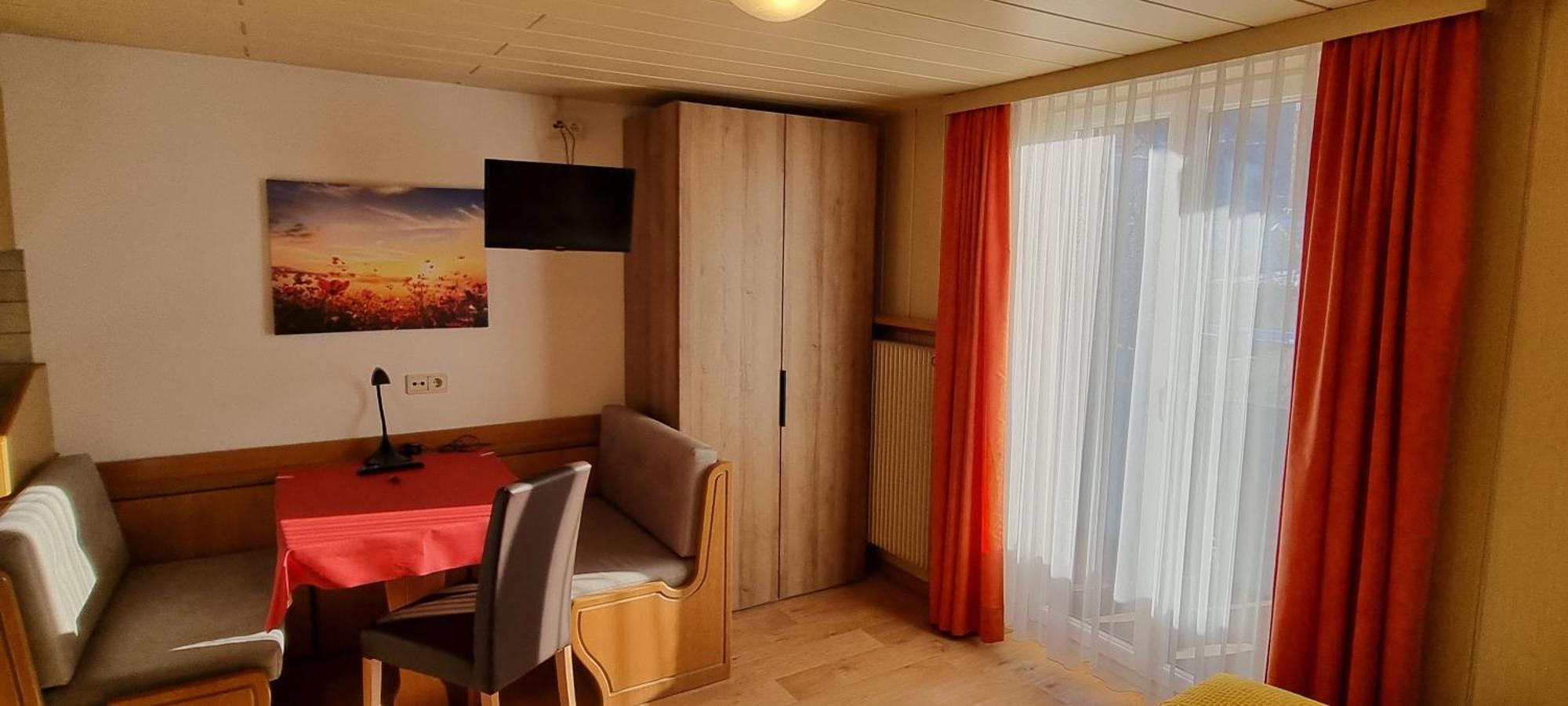 Garni Helfer Bed & Breakfast Dobbiaco Bagian luar foto