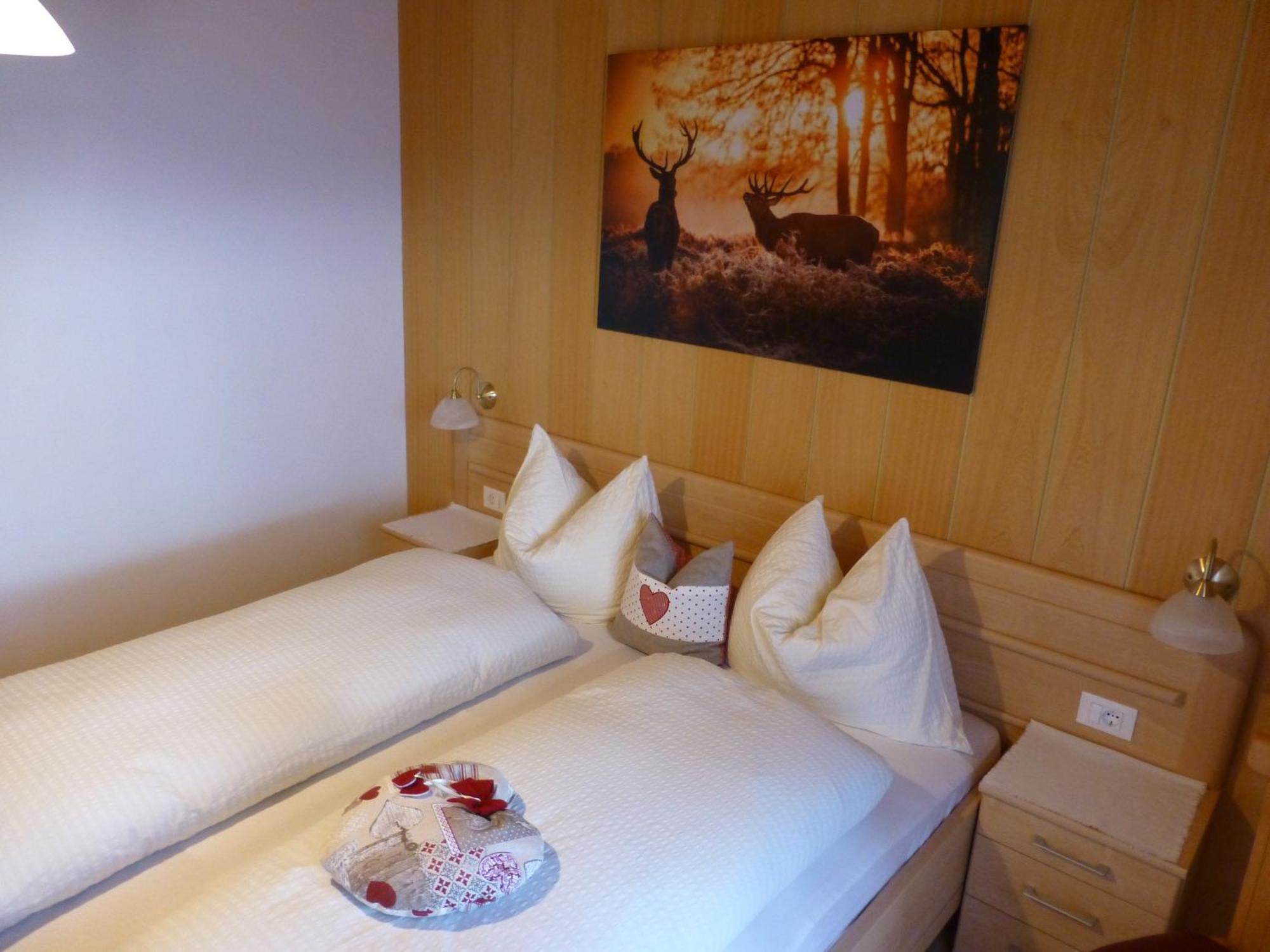 Garni Helfer Bed & Breakfast Dobbiaco Bagian luar foto