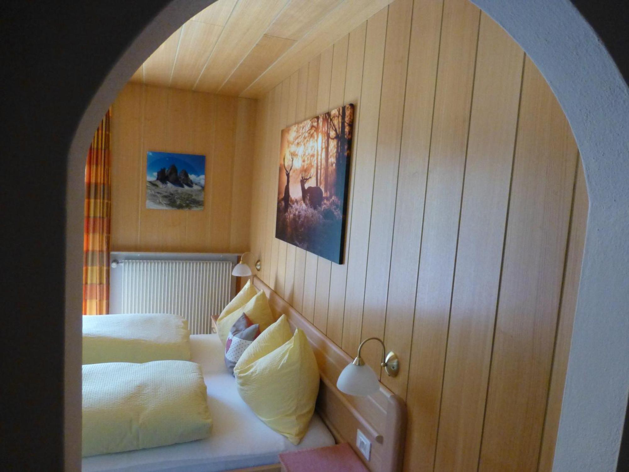 Garni Helfer Bed & Breakfast Dobbiaco Bagian luar foto
