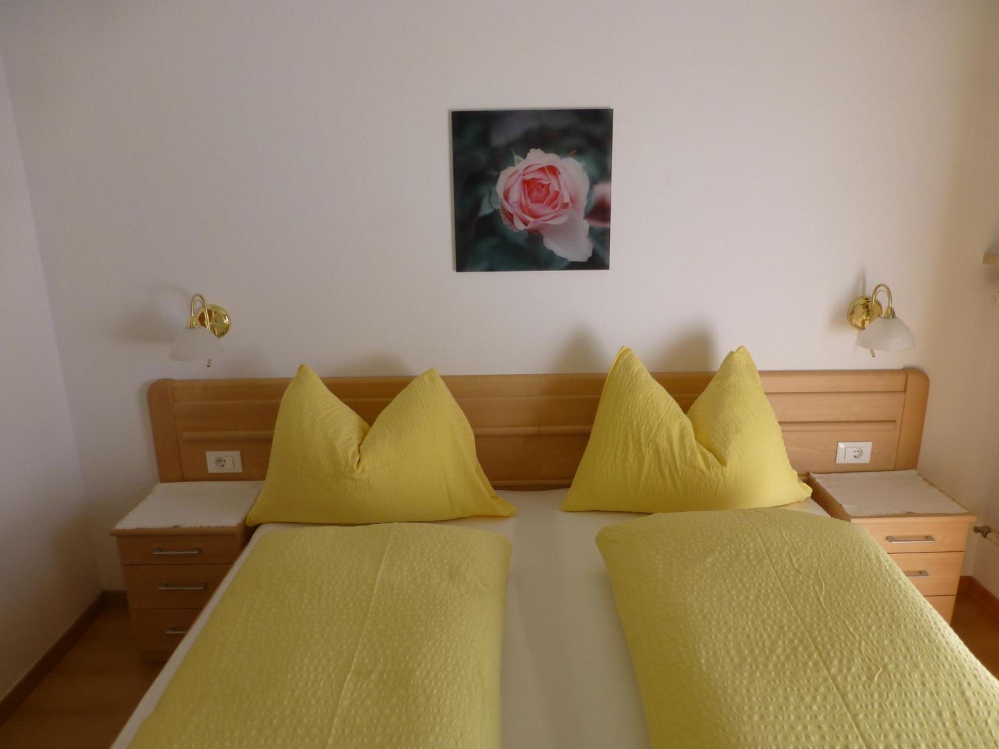 Garni Helfer Bed & Breakfast Dobbiaco Bagian luar foto