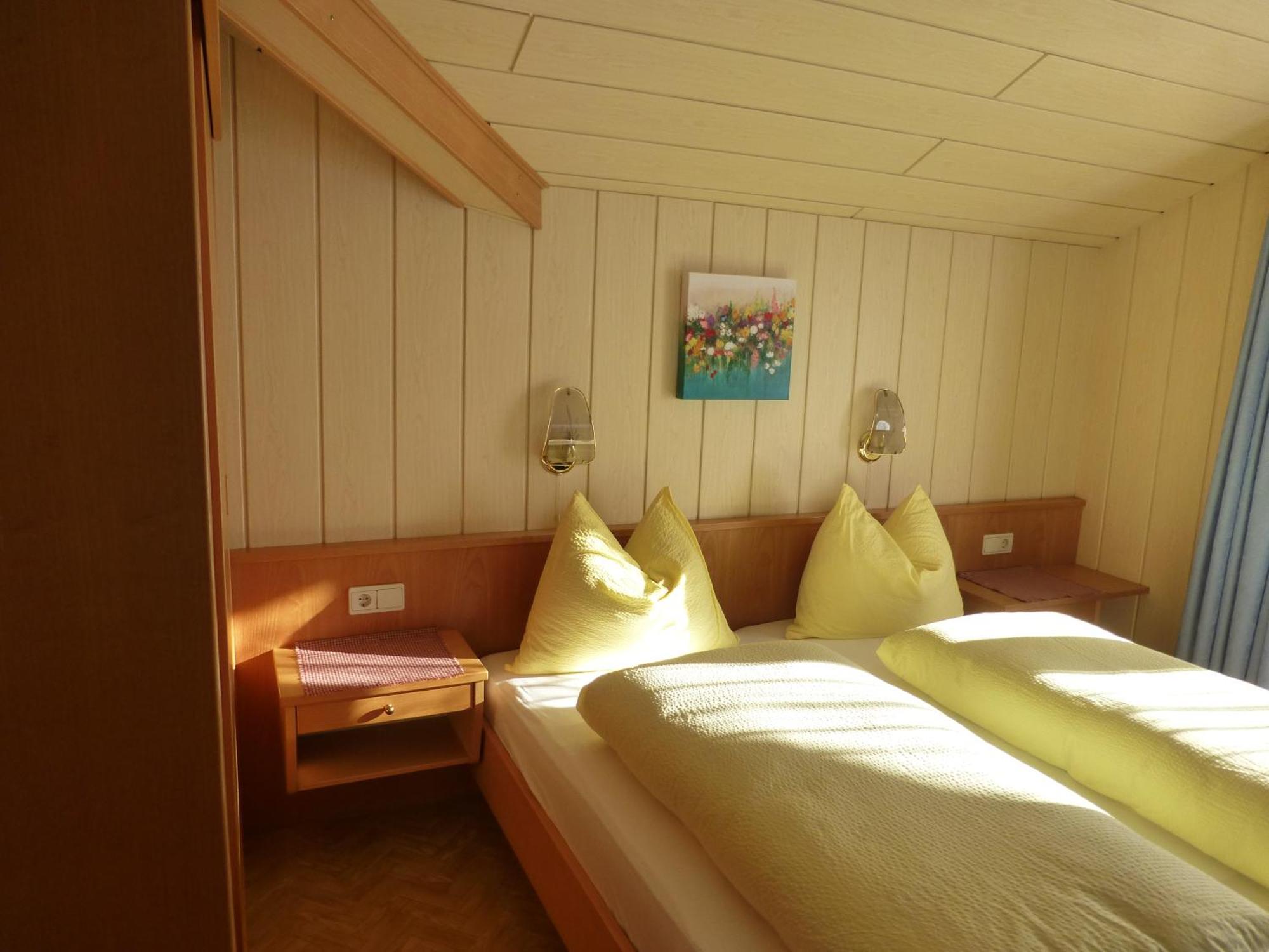 Garni Helfer Bed & Breakfast Dobbiaco Bagian luar foto