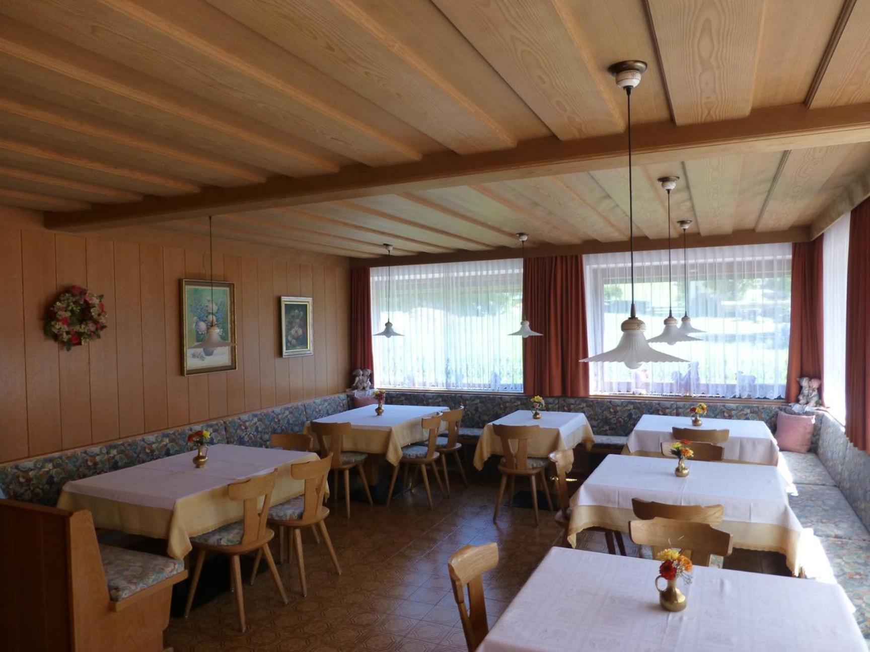 Garni Helfer Bed & Breakfast Dobbiaco Bagian luar foto