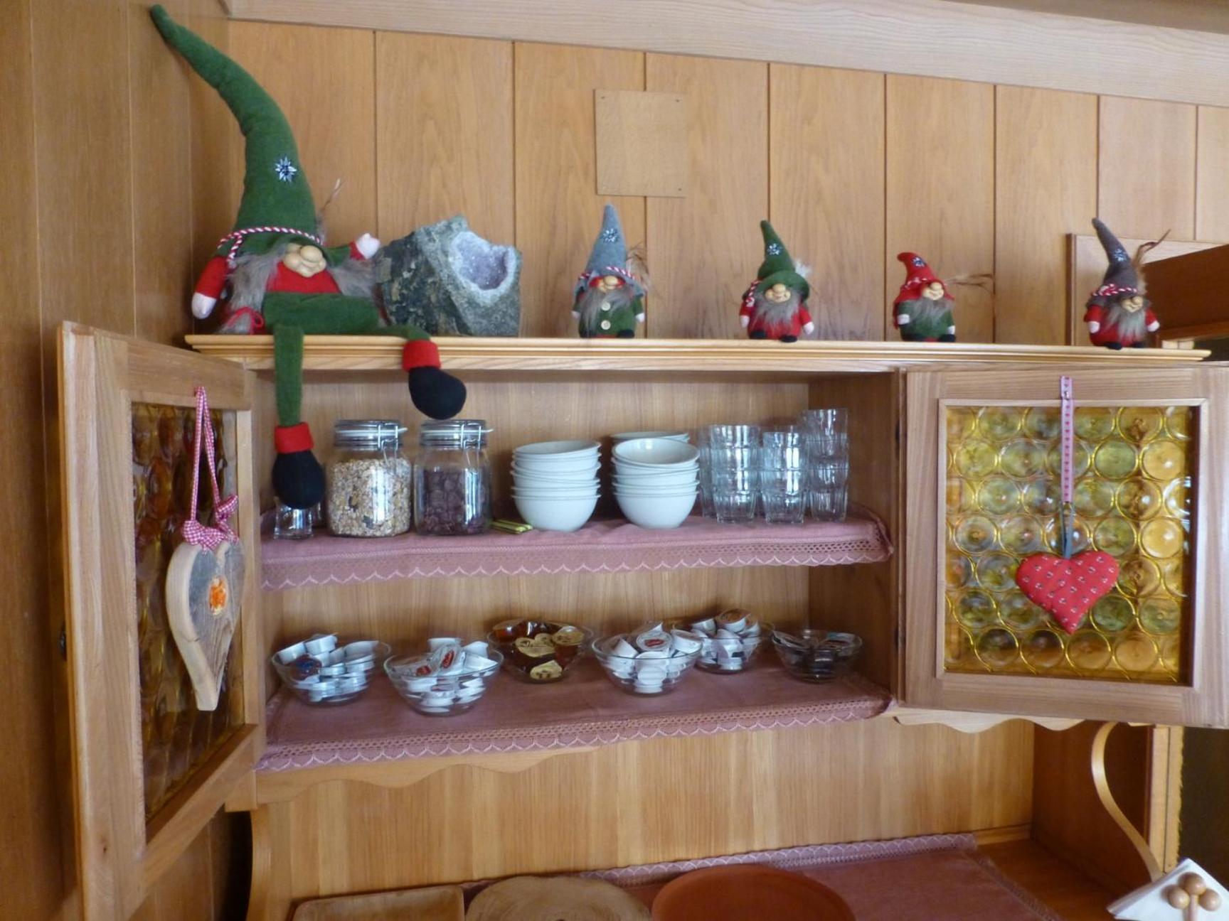 Garni Helfer Bed & Breakfast Dobbiaco Bagian luar foto
