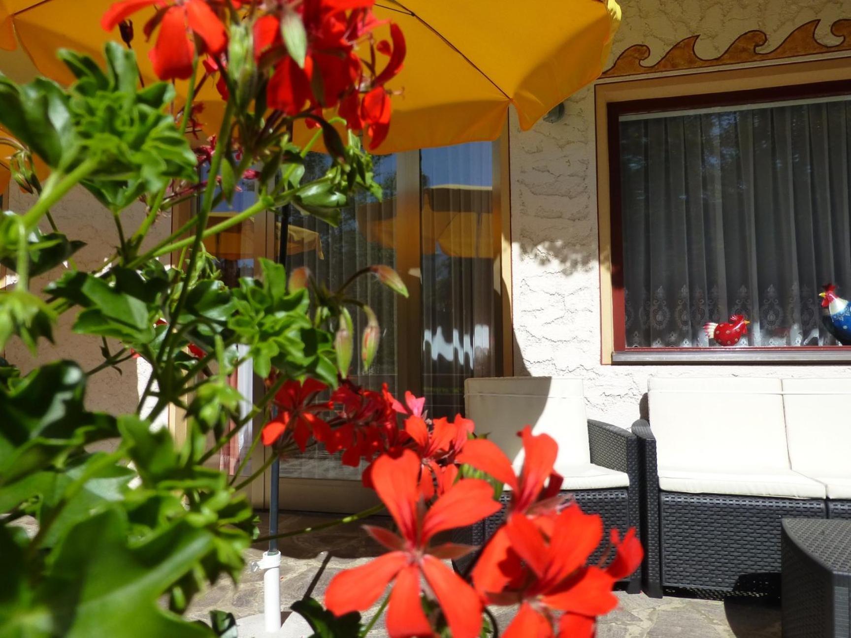 Garni Helfer Bed & Breakfast Dobbiaco Bagian luar foto
