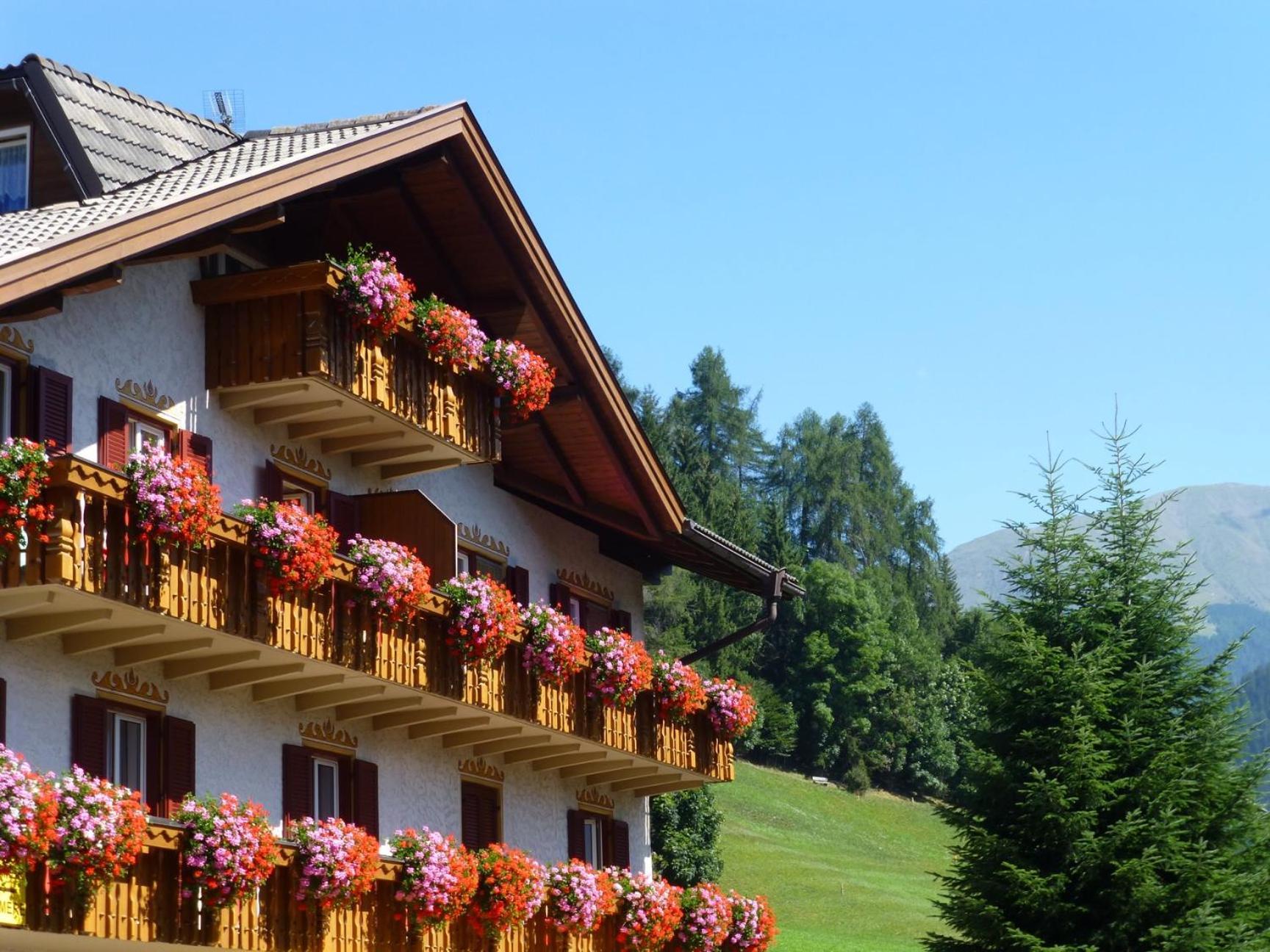 Garni Helfer Bed & Breakfast Dobbiaco Bagian luar foto