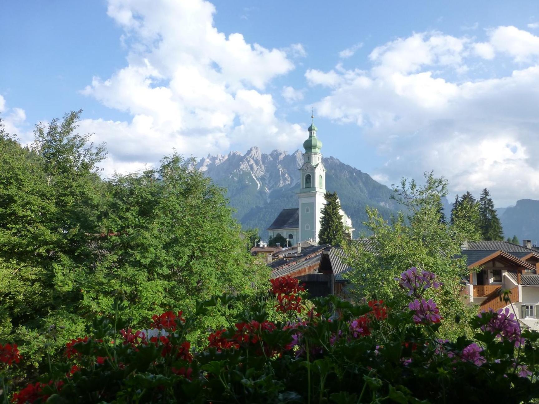 Garni Helfer Bed & Breakfast Dobbiaco Bagian luar foto